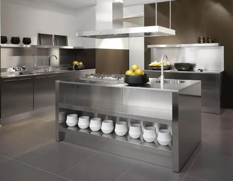 cocina de acero inoxidable estilo industrial con isla